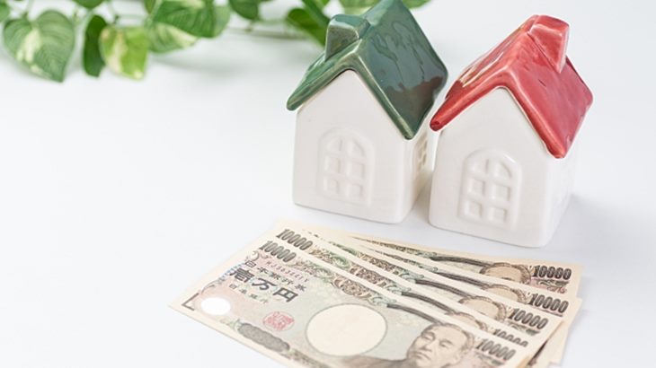 家の模型と1万円札